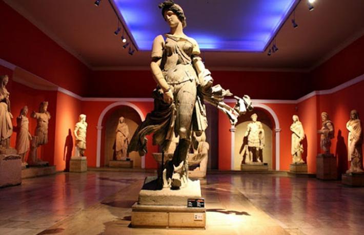 Turizmcilerden müze zammına tepki