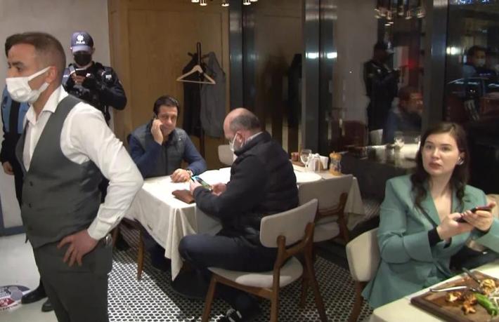 Otel restoranına sosyal mesafe ve maske baskını