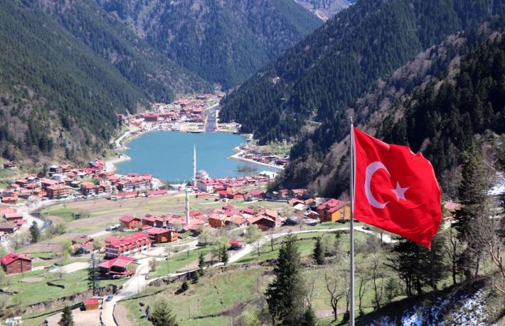 Uzungöl eski haline dönecek: Gölün etrafındaki yapılar yıkılıyor