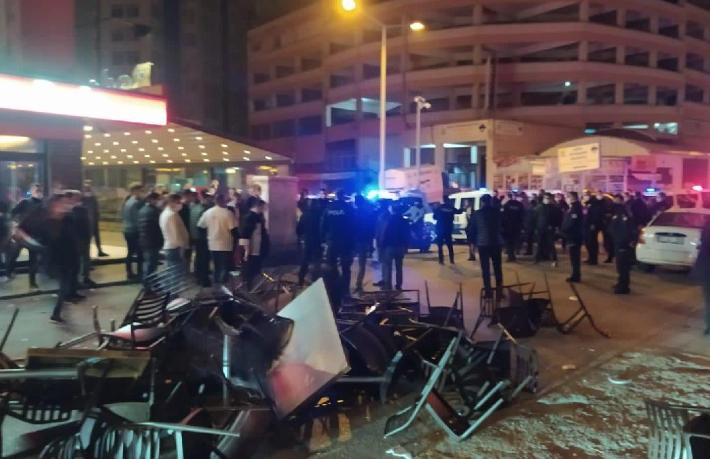 Denetime sinirlendi, masaları yola fırlattı