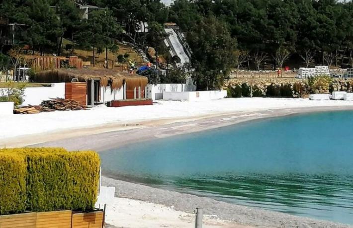 Yine aynı kafa… Mermer tozuyla plaj yapıyorlar