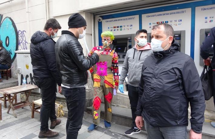 Taksim’de turistleri rahatsız eden palyaço gözaltına alındı