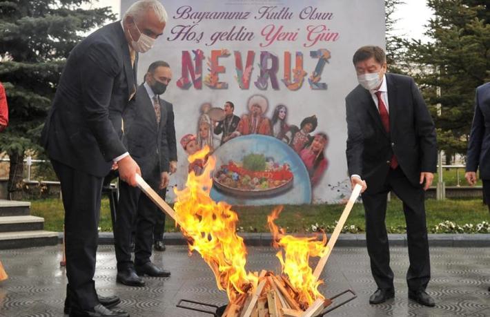 Bakan Ersoy ateşten atlayıp, demir dövdü