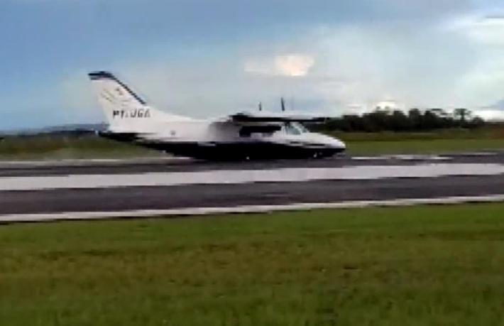 İniş takımları açılmayan uçak, gövdesi üzerine indi