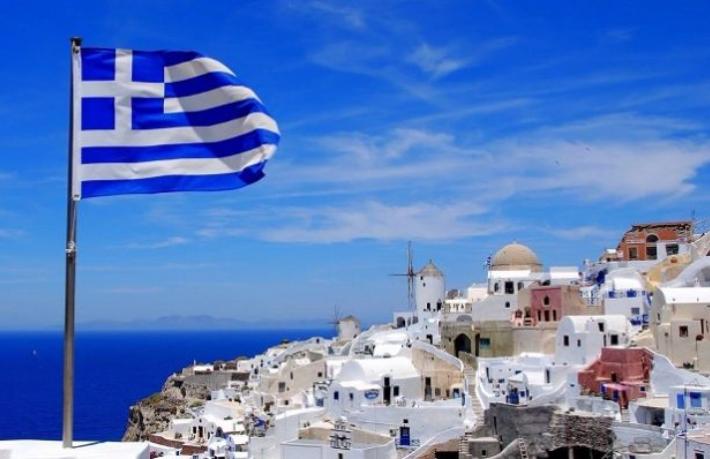 Yunanistan yeni dalgaya rağmen turizm sezonunu açıyor