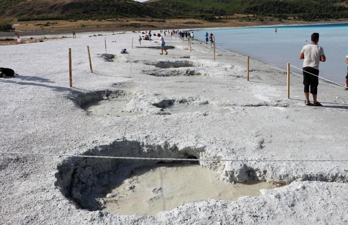 Salda Gölü'nde çamur çukurları kapanmaya başladı