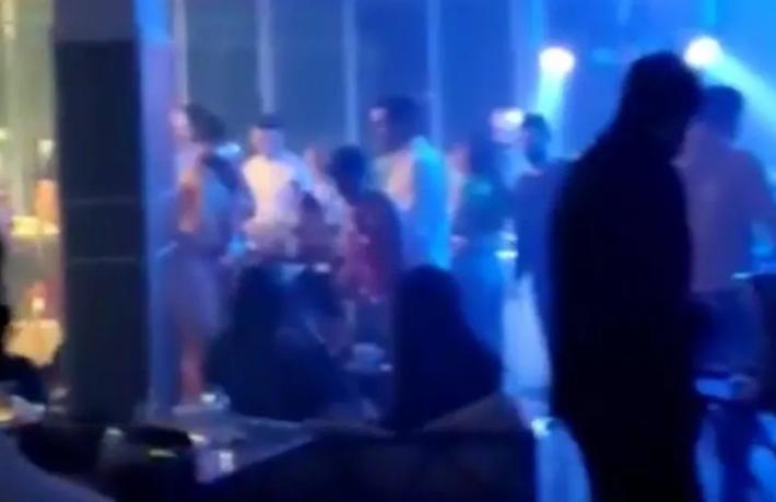 Otel lobisinde parti eğlencesine polis baskını