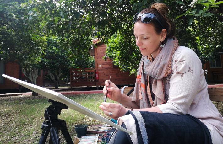 Rus turist baharı Çıralı'da resmediyor