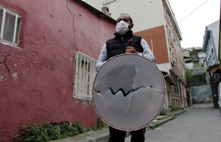 Şişli'de turist dehşeti... Davulu bıçakladı, davulcuyu kovaladı