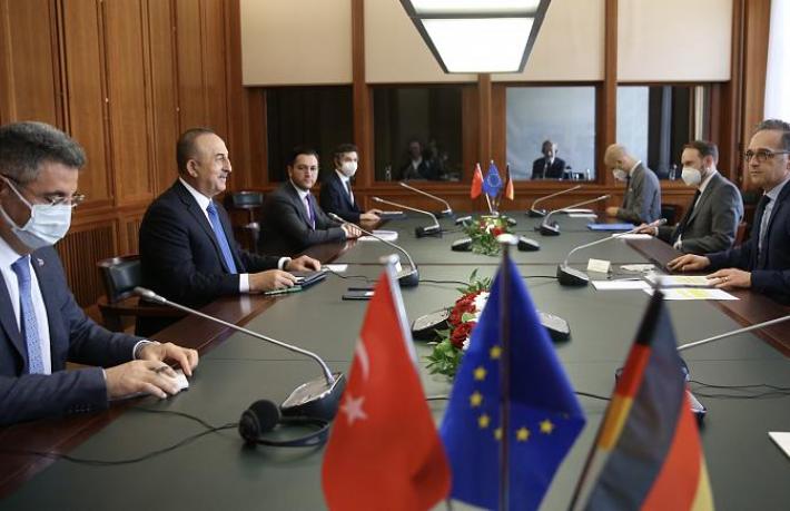 Çavuşoğlu: Turistlerin görebileceği herkesi mayıs sonuna kadar aşılayacağız