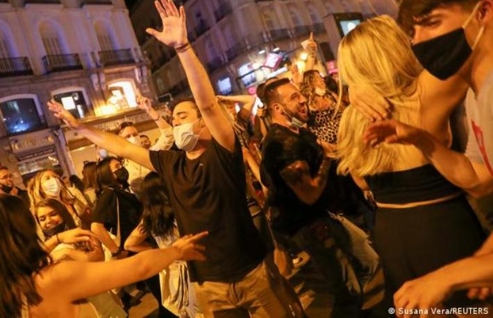 İspanyollar kısıtlamaların kaldırılmasını sokaklarda kutladı