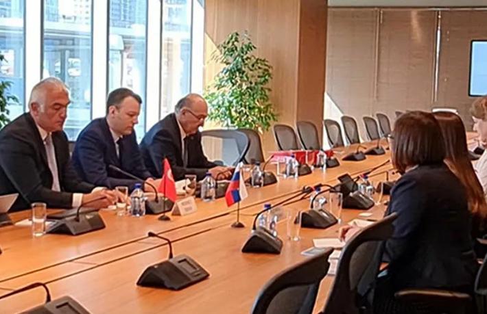 Turizmcinin gözü kulağı Moskova'da... Bakan Ersoy Rus heyet ile görüştü
