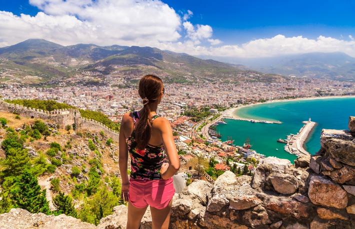 Yerli turistte aşı şartı aranmayacak