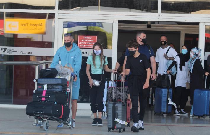 İngiltere'de üçüncü dalga korkusu… Tam açılma takviminin ertelenmesi gündemde