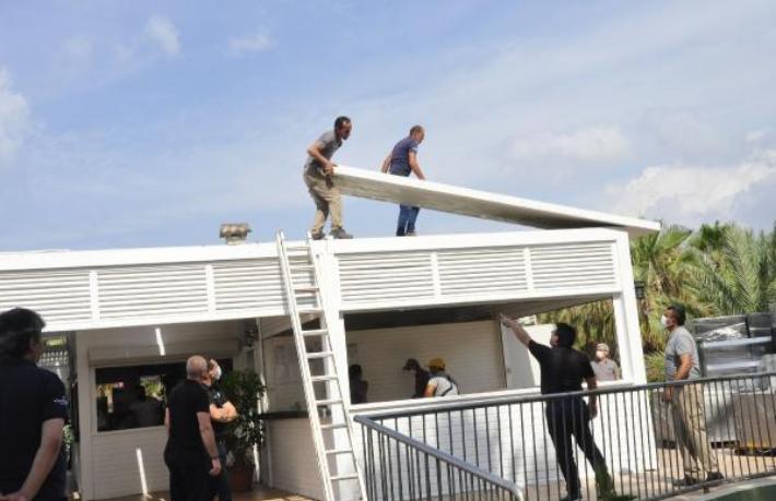 İçinde turistler de vardı... Açıldığı ilk gün imara aykırı bölümleri yıkıldı