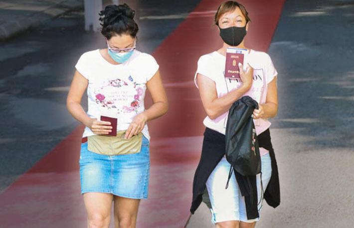 Gelen turistleri kırmızı halı sererek karşıladılar