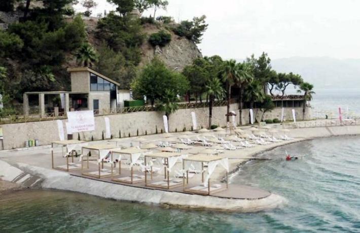 Ücretsiz Halk Plajı’nda şezlong parası kavgası