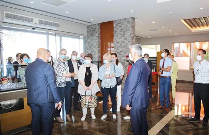 Rus heyet teftişte, turizmcinin gözü ‘hava’da