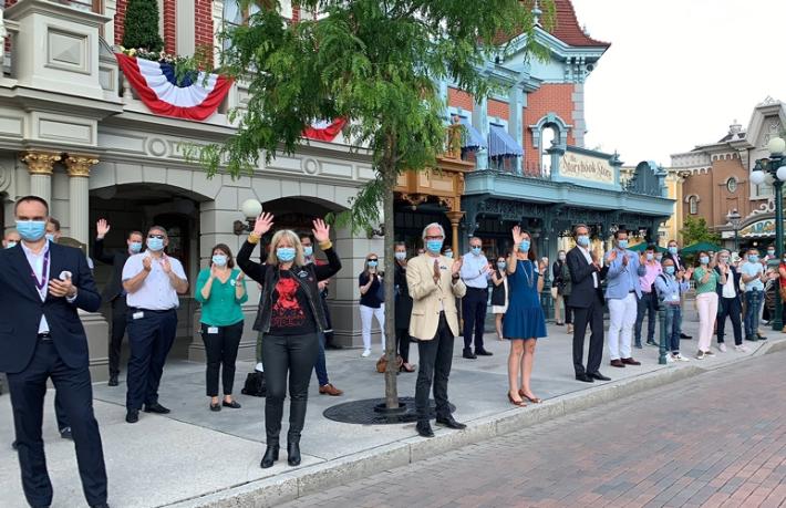 Disneyland kapılarını yeniden açtı
