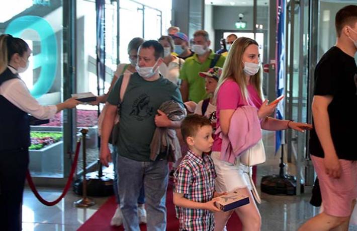 Dalaman’da ilk Rus turist kafilesi lokumlarla karşılandı