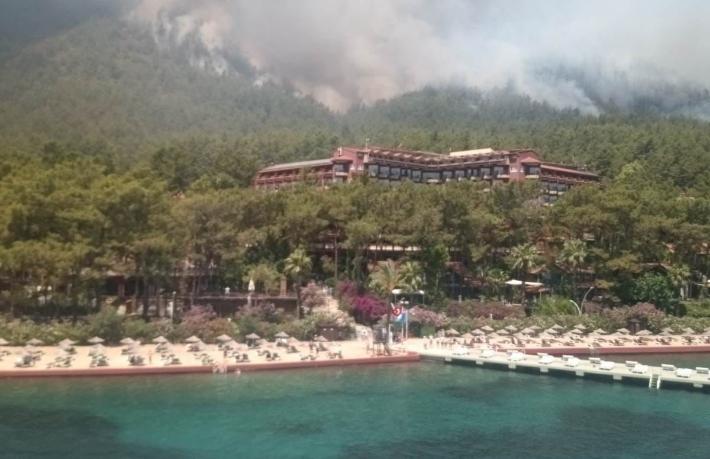 Turizm cennetinde orman yangını... Turistler korkuyla izledi