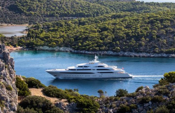 Ultra zenginler komşuya akın etti... Süper yat lider tablosunun zirvesine yerleşti