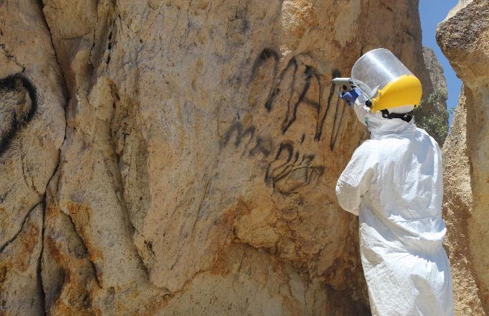 Peribacaları sprey boyalardan temizlendi