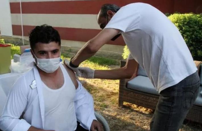 Turizm çalışanları otellerde aşılanıyor