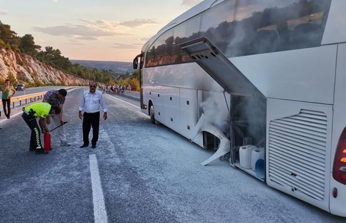 Turistleri taşıyan otobüste yangın paniği
