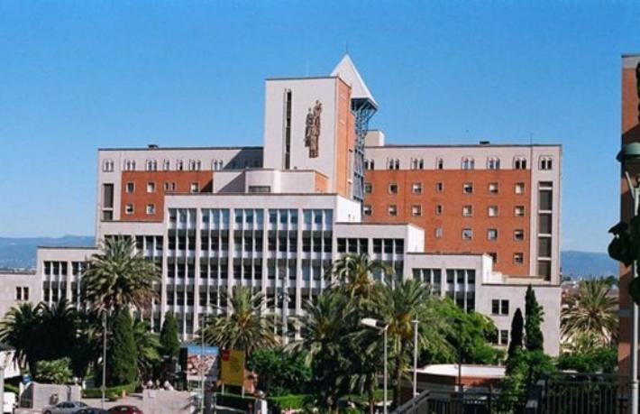 Turist otel çalışanının gözlerini oydu