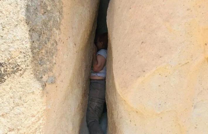 ABD'li turist Kapadokya'da kayalıklara sıkıştı