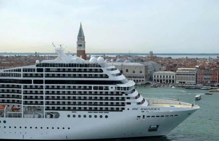 Venedik’te cruise gemiler için kabine toplanıyor