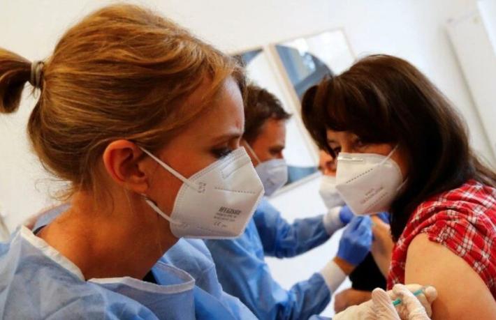 'Beklemeyin gelin' dedi... Hırvatistan'dan turistlere ücretsiz Covid-19 aşısı