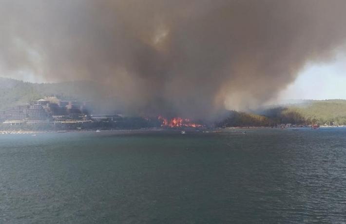 Bodrum'da otel yanıyor... Misafirler tahliye edildi
