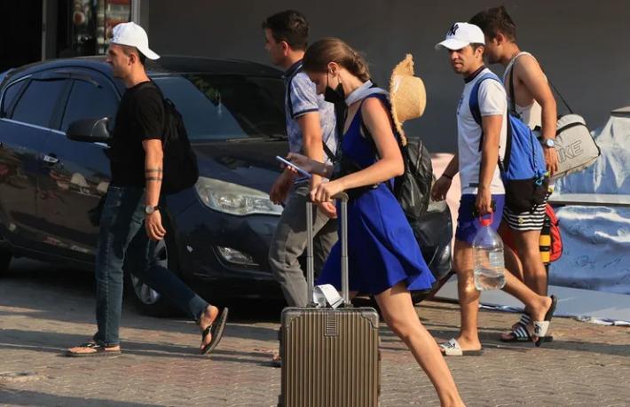 Yerli turist yangın bölgelerini terk ediyor