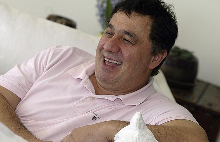 Kendi otelinde sahneye çıkıyor şarkılar söylüyor