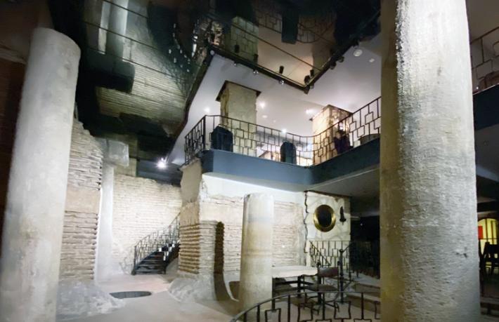 Tarihi kalıntının üzerinde otel yapılmış!