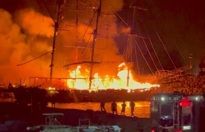 Alanya’da dehşet anları…  4 gezi teknesi alev alev yandı