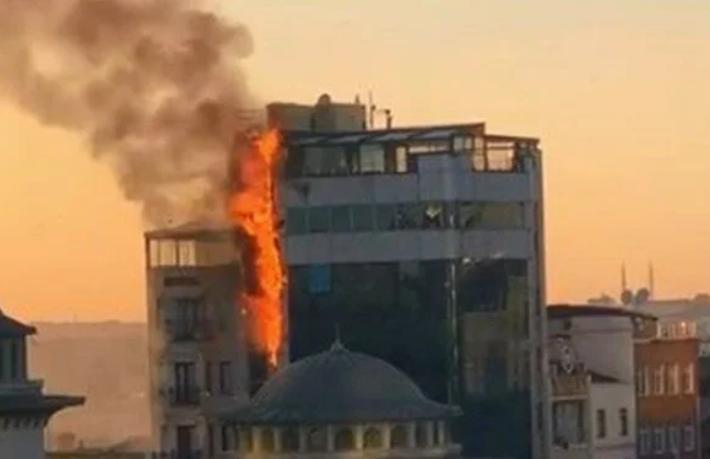 Taksim'de 13 katlı otelde yangın