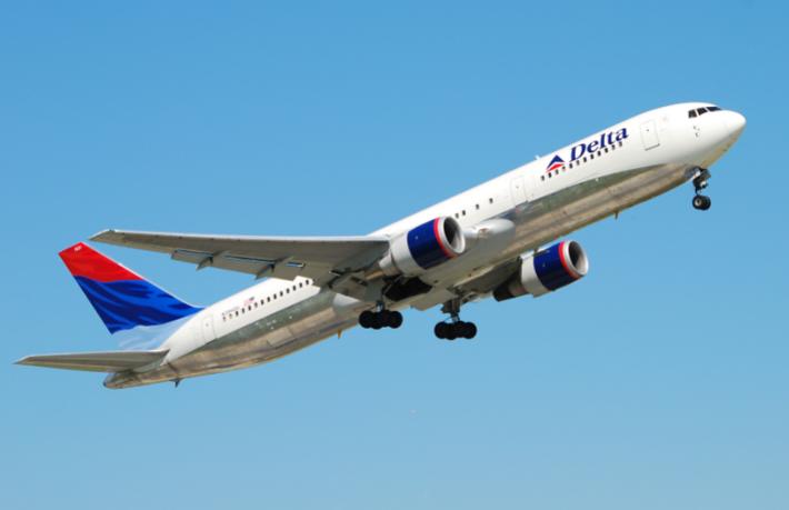 Ünlü havayolundan aşı olmayan personeline para cezası