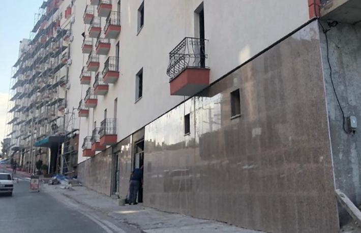 Otel’in balkonları kaldırıma taştı
