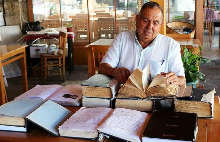 Turistlerin anılarını 61 yılda 35 defterde biriktirdi