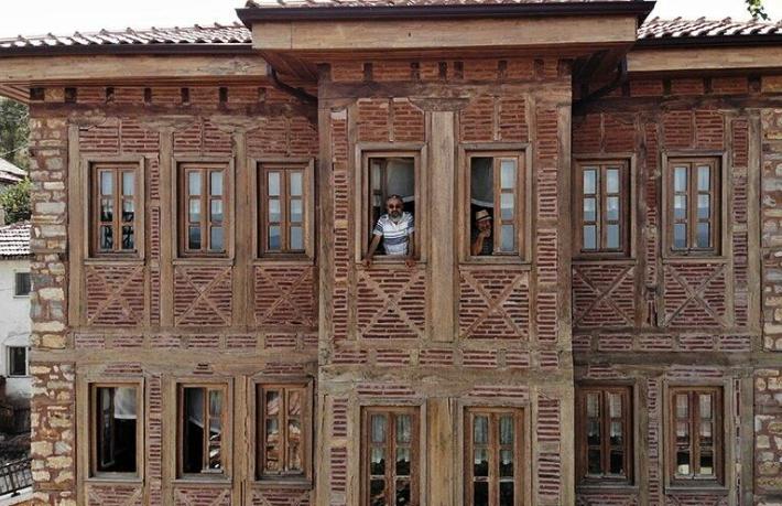 Bu köye gelenler milyonluk konakta ücretsiz konaklıyor