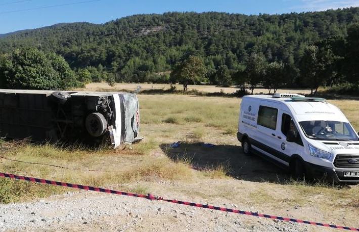 Tur otobüsüyle öğrenci servisi çarpıştı