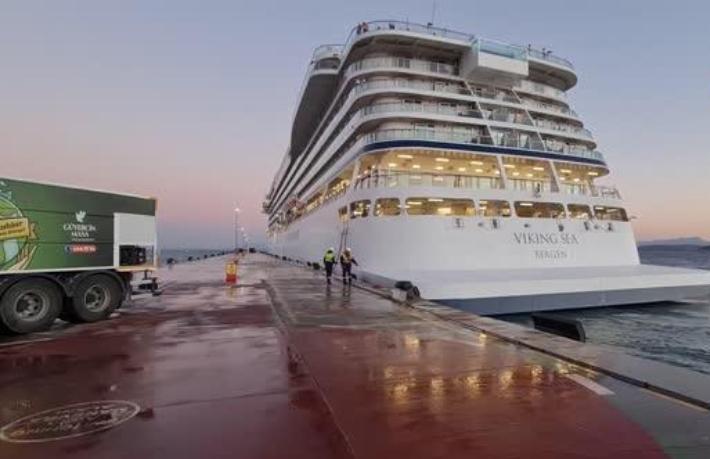 Kuşadası'nda kruvaziyer sevinci... Turistler halk oyunları ve bandoyla karşılandı