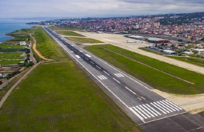 Yine çatladı, yine uçuşa kapatıldı... Karadeniz'in dalgaları altını oyuyor