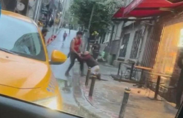 Turist otel çalışanını sokak ortasında dövdü
