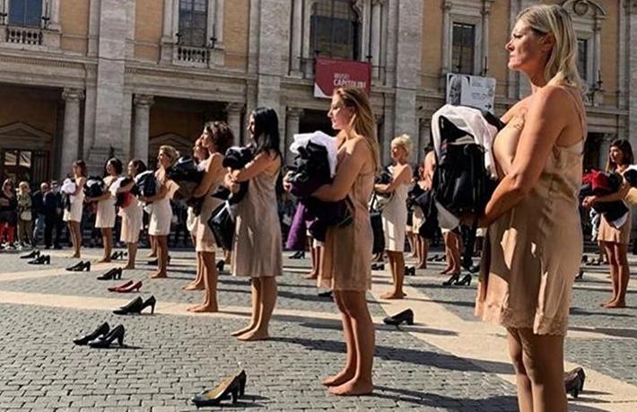 Alitalia’nın hosteslerinden ilginç protesto... Roma meydanında soyundular
