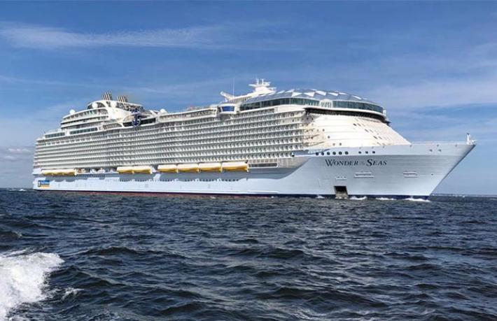 Dünyanın en büyük yolcu gemisi suya iniyor