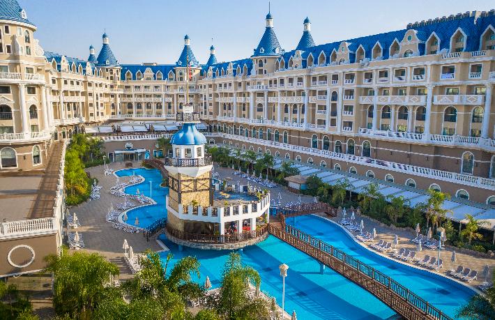 Otelimizi anlatırken koltuklarımız kabarıyor